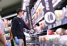 ¿Me protege frente al coronavirus usar guantes de látex y mascarilla?