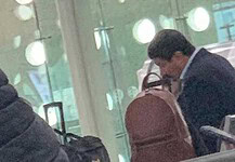 Agarran a Corral sin cubrebocas en aeropuerto