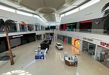Permiten operar a locales de centros comerciales