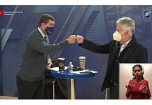 Chocan manos del cuatismo y la complicidad
